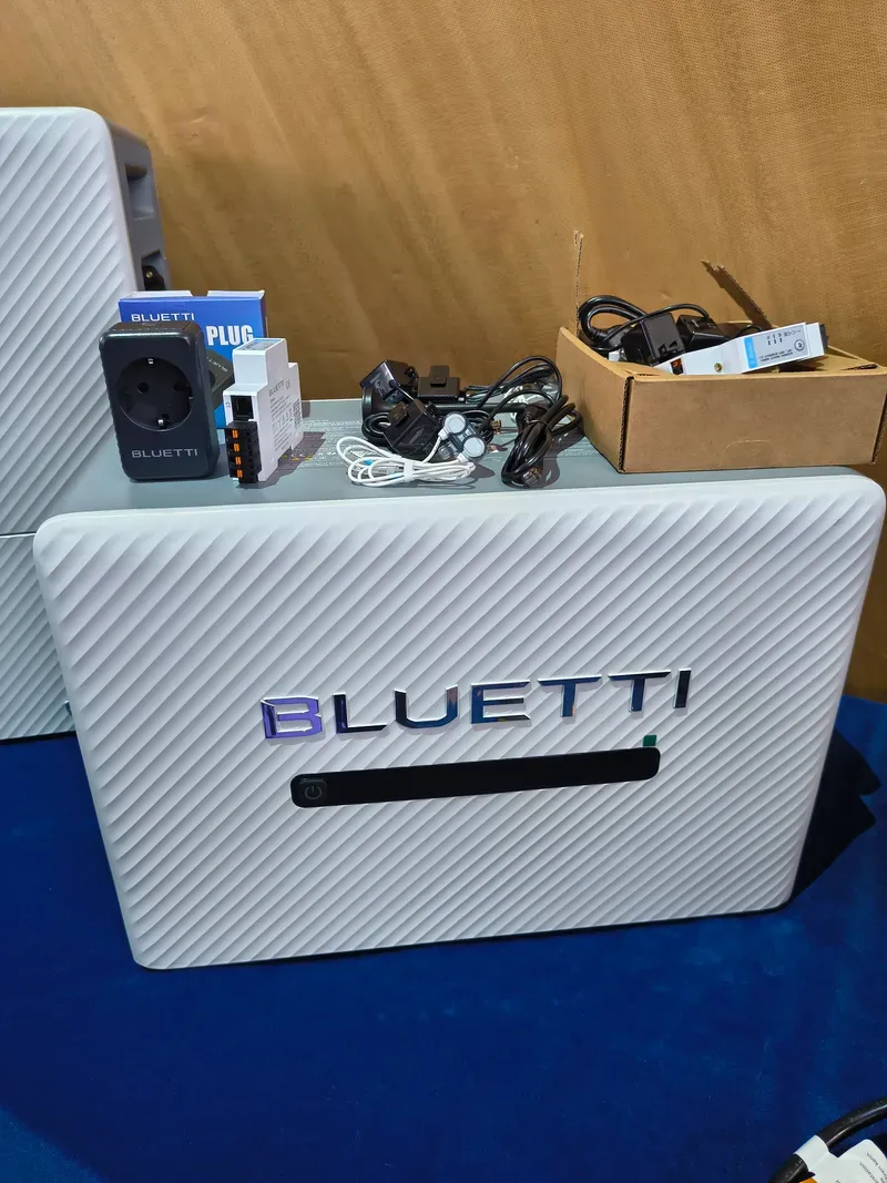 Bluetti Balco 260 unit met de S1 Smart Plug ernaast op het lanceerevent
