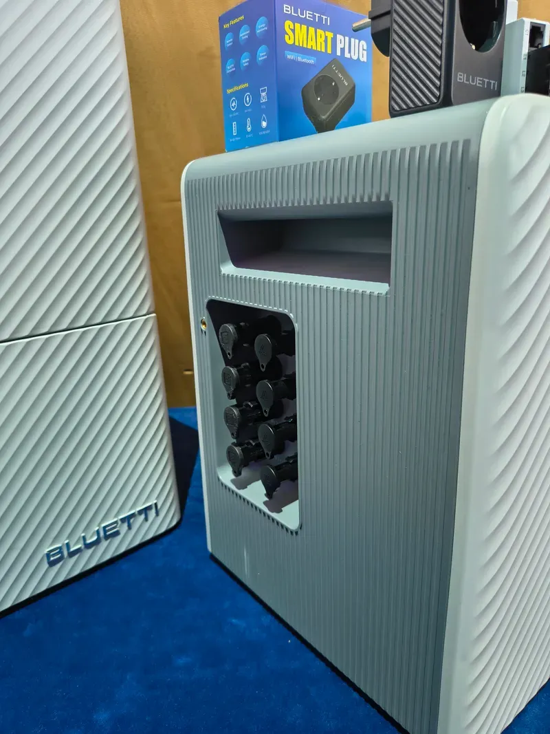 Achterkant van de Bluetti Balco 260 met de vier MPPT zonnepaneel-connectoren