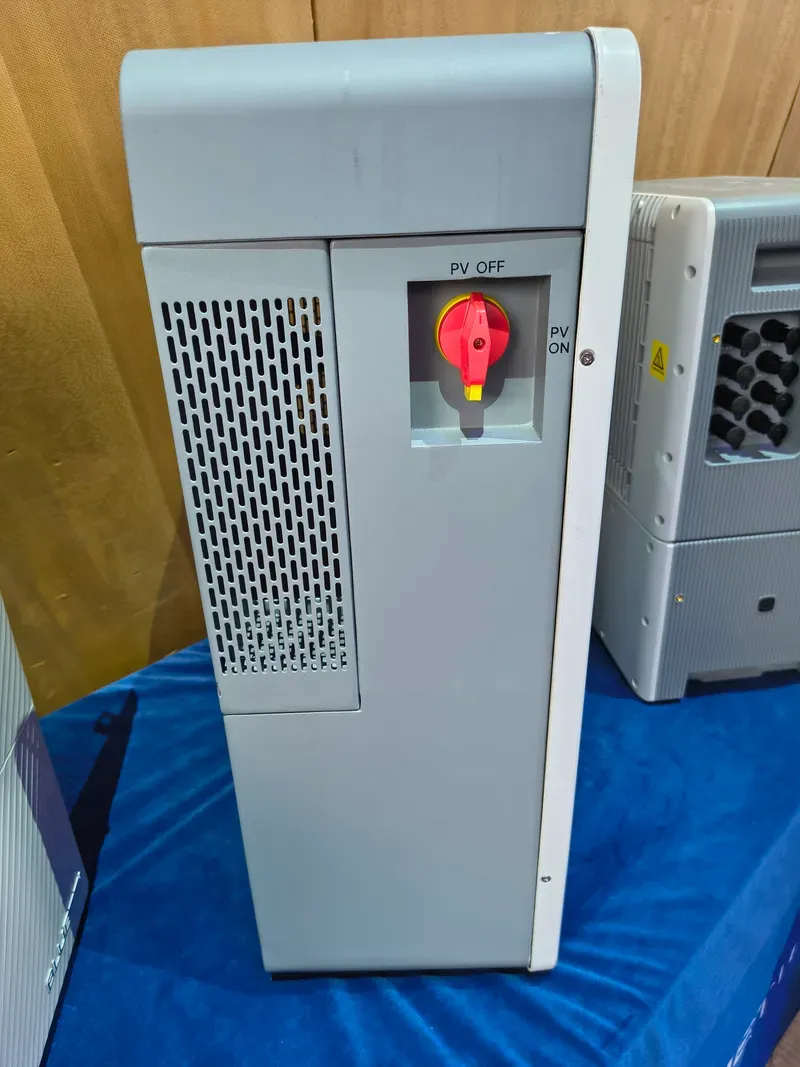 Bluetti Balco 500 zijaanzicht met PV ON/OFF-schakelaar