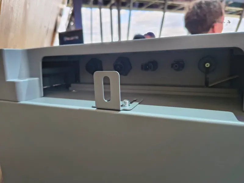 Bovenkant van de Bluetti Balco 500 met connector-compartiment