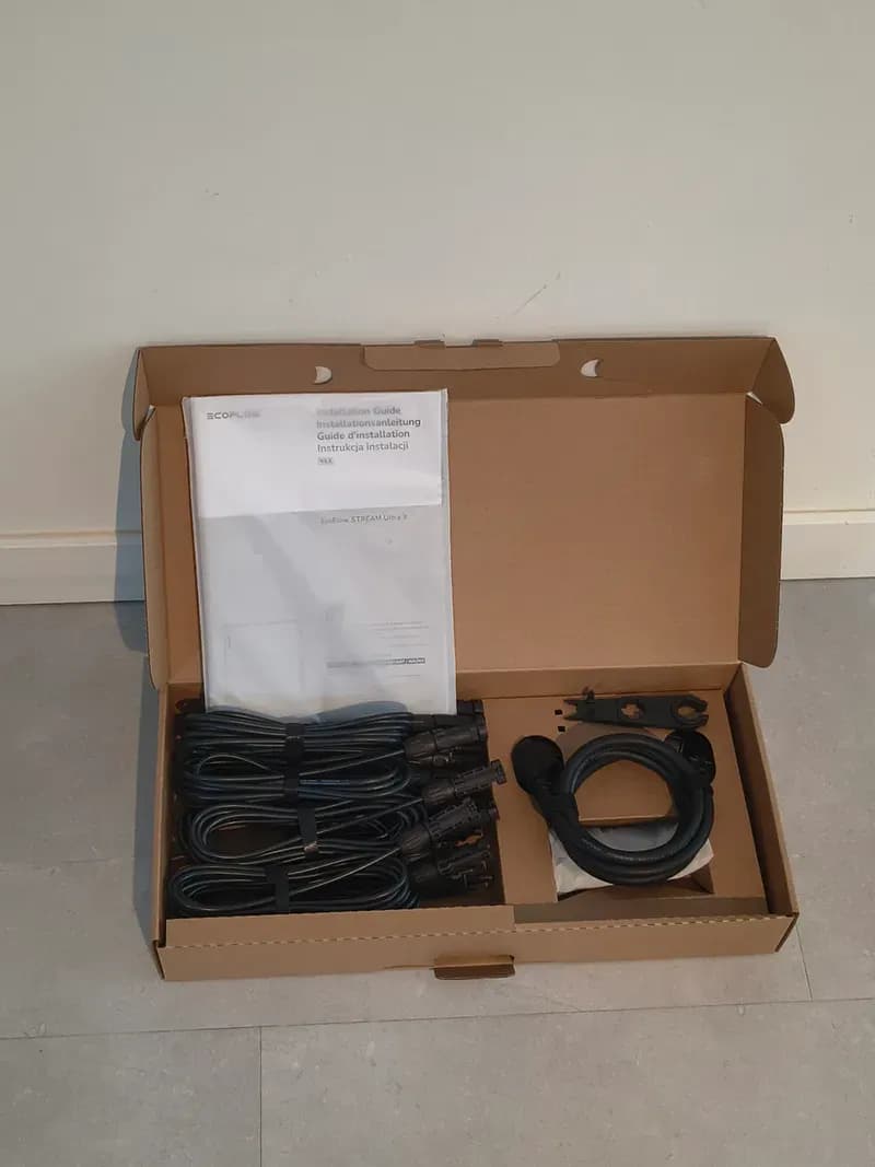 In de doos: de installatiehandleiding, de 8 gebundelde MC4-zonnekabels, de AC-kabel en een MC4-sleutel