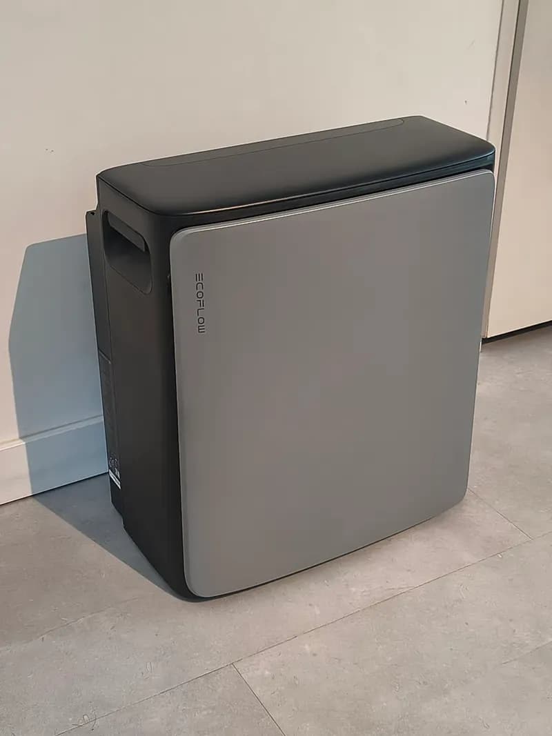 De Ultra X van voren: grijs front met EcoFlow-logo en een handgreep aan de zijkant